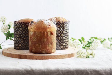 Paskalya pastaları ve bahar çiçekleri masada.