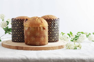 Paskalya pastaları ve bahar çiçekleri masada.