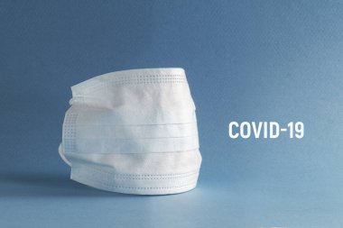 Mavi arka planda mavi yüz maskesi