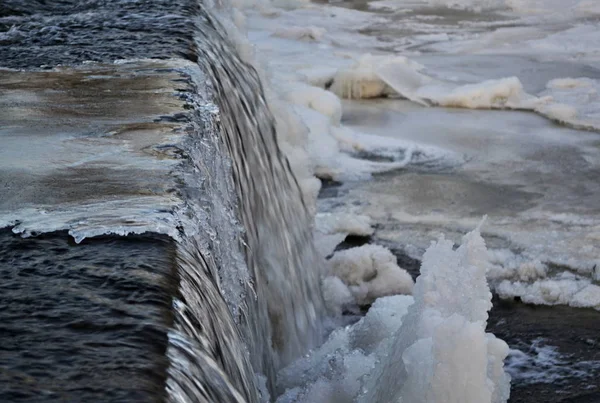 Rio frio de inverno - cachoeira gelada — Fotografia de Stock