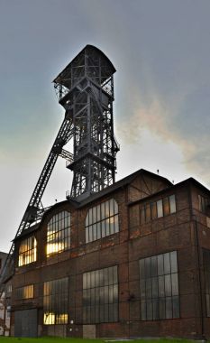 Bir araştırma kule ile terk edilmiş Demir işleme merkezi fabrika