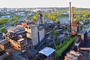 Terk edilmiş Demir işleme merkezi fabrika ağaçlar ve şehir içinde belgili tanımlık geçmiş