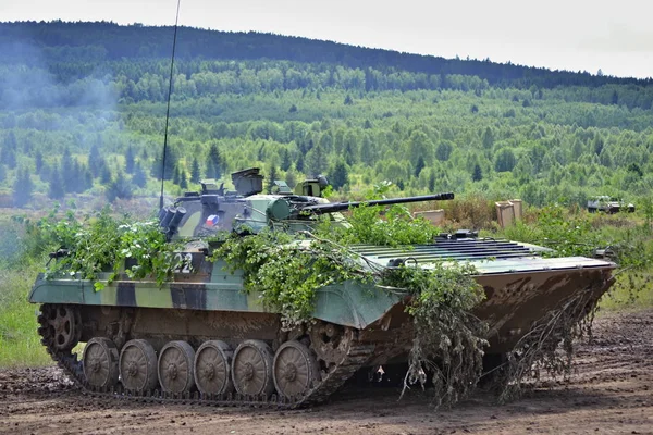 České armády kamufláž vojenský tank - armády a vojenské techniky demonstrace Stock Snímky