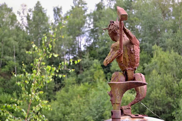 Touristenattraktion "lomecek stary klicov" - überfluteter Steinbruch mit hölzernen und metallenen Artefakten in der Umgebung, sternenklares Dorf, Domazlice Region, Tschechische Republik, 4. September 2017 — Stockfoto