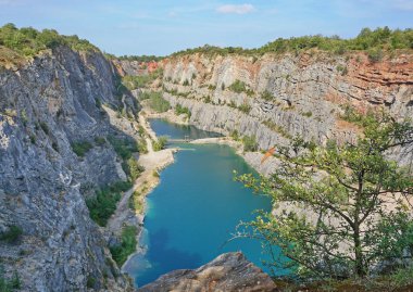 Taş ocağının dibindeki mavi göl.