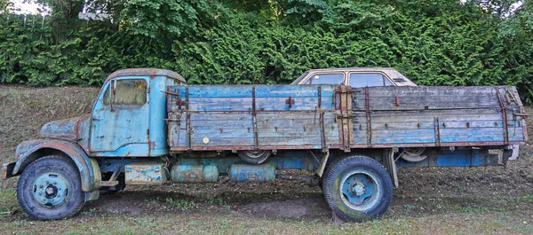 Personal car wreck on the back of an old truck — Stock Photo, Image