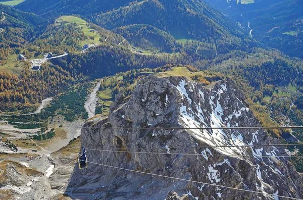 Cabane à téléphérique dans les montagnes rocheuses sur un paysage vert — Photo