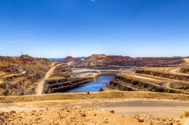 Eski maden ocağı çukurunun içinde Riotinto kadar görünümü