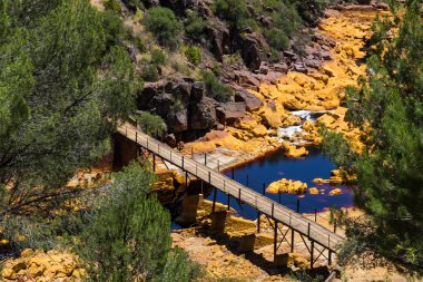 Puente de madera sobre el Rio Tinto