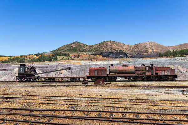 Eski Maden Tren Ortalanmış Görünümünde Vinçli — Stok fotoğraf