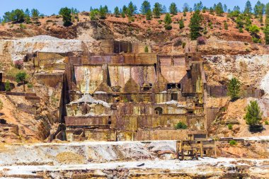 Restos ruinosos del edificio en colina