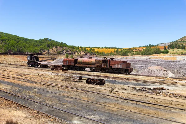 老采矿机在死和废弃的铁路 — 图库照片