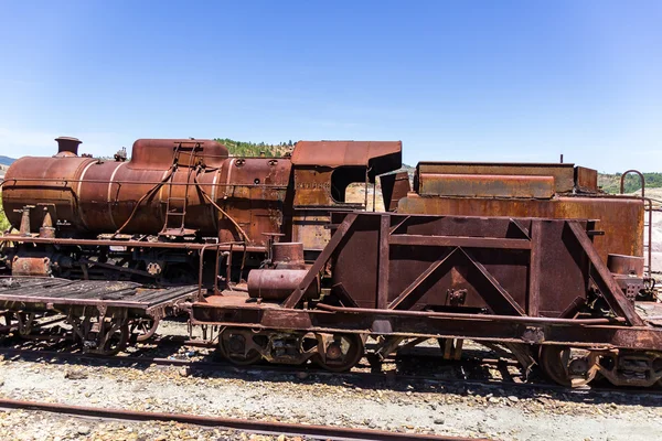 废弃的旧的和生锈的蒸汽机车 — 图库照片
