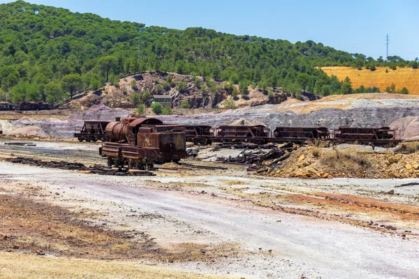 老采矿蒸汽机车和马车的后面边 — 图库照片