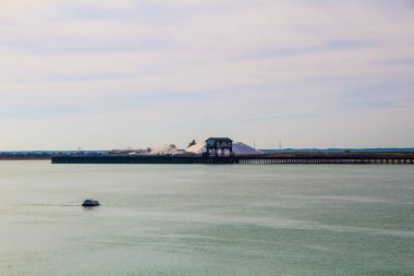 Tharsis, İspanya 'da Tharsis Rıhtımı olarak bilinen eski ve terk edilmiş bir maden iskelesi. Bu, İngilizlerin Huelva 'da bıraktığı kalıntılardan biri. Huelva Endülüs 'teki Tharsis' ten tüm minerallerin geldiği yerdi.