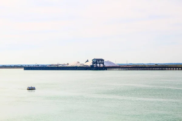 Bellissimo paesaggio di gru nel cantiere navale — Foto Stock