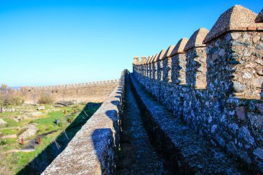 Kale duvarı mazgallı siper, sığınak ve açık ve güneşli sonbahar günü bir köyde yolundaki Huelva, Endülüs, İspanya 