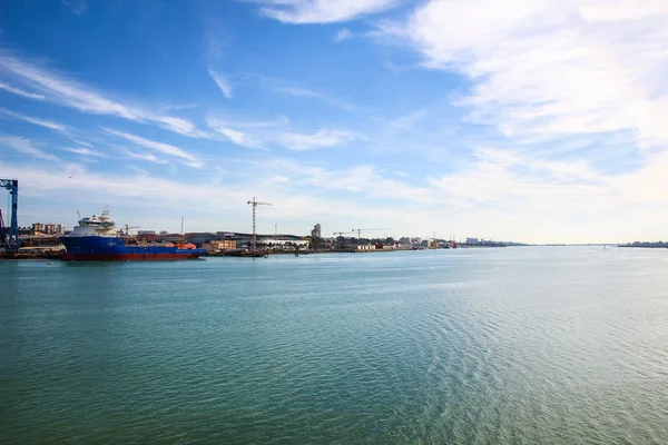 Paesaggio Del Porto Huelva Con Gru Barca Pesca Nel Cantiere — Foto Stock