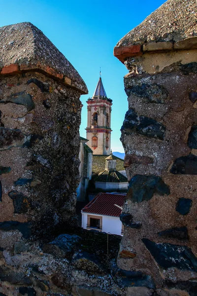 Vista Iglesia Desde Almenas Del Castillo Torre Fortificada Día Claro — Foto de Stock