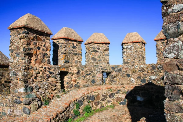 Pared Del Castillo Con Almenas Torre Fortificada Claro Soleado Día — Foto de Stock