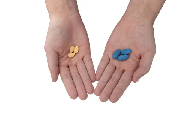 Ruce Mladé Ženy Nabízí Modré Hnědé Pilulky Izolované Bílém Pozadí — Stock fotografie
