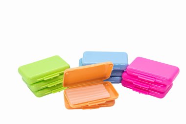 Beyaz arkaplanda izole edilmiş parantezler için renkli Wax kutuları