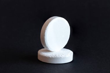 Siyah arkaplanda iki tablet