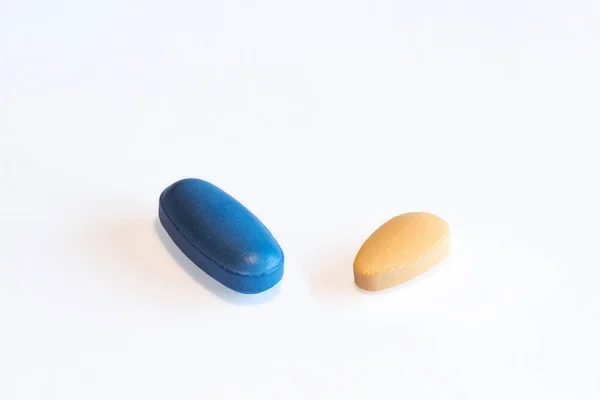 Modré Hnědé Pilulky Bílém Pozadí — Stock fotografie