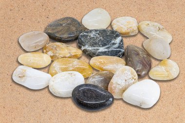 Kumsalda yuvarlak çakıl taşları. Üst görünüm