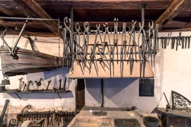 Strasbourg, Fransa - 1 Aralık 2019: Strasbourg Alsas Müzesi 'nde dövüldü ve dövüldü. Alsace 'deki yaşamı sunar, 18. ve 19. yüzyıllardaki Alsatianların günlük yaşamını.