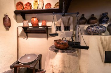 Strasbourg, Fransa - 1 Aralık 2019: Strasbourg Alsas Müzesi 'nin mutfağı. Alsace 'deki yaşamı sunar, 18. ve 19. yüzyıllardaki Alsatianların günlük yaşamını.