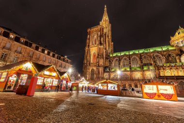 Fransa 'nın Alsace bölgesindeki Strazburg şehrindeki Katedral yakınlarında uzun süreli Noel fotoğrafçılığı