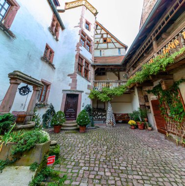 Fransa 'nın Riquewihr köyündeki geleneksel yarı keresteli evleri.