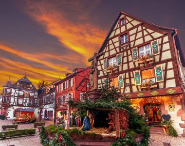 Kaysersberg, Alsace 'deki geleneksel renkli ev Noel' de dekore edilmiş.
