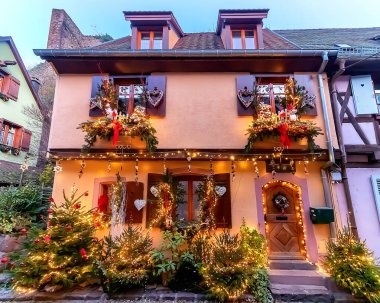 Kaysersberg, Alsace 'deki geleneksel renkli ev Noel' de dekore edilmiş.