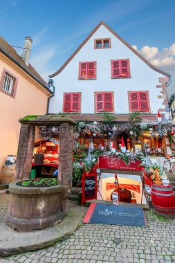 Riquewihr, Fransa - 3 Aralık 2019: Fransa 'nın Alsace şarap bölgesindeki Riquewihr kasabasında Noel pazarı