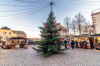 Basel, İsviçre - 6 Aralık 2019: Riquewihr kasabasındaki Noel ağacı, Fransa 'nın Alsace şarap bölgesinde