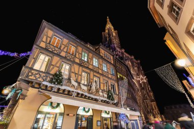 Strazburg, Fransa yakınlarında Noel için dekore edilmiş yarı keresteli bina.