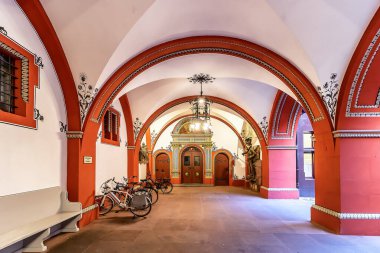 Basel, İsviçre - 6 Aralık 2019: İsviçre 'nin Basel kentindeki Marktplatz' a hakim olan beş yüz yıllık tarihi belediye binası Basel