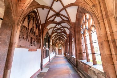 Basel, İsviçre - 6 Aralık 2019: İsviçre 'deki Basler munster katedralinin iç avlusu