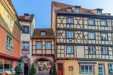 Eski Colmar, Alsace, Fransa 'da geleneksel Alsas yarı keresteli evler