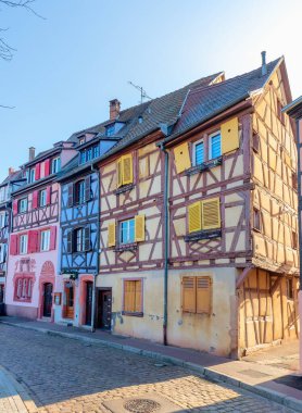 Noel zamanı, Alsace, Fransa Petite Venise veya küçük Venedik, eski kasaba Colmar, geleneksel Alsas yarı ahşap evleri dekore