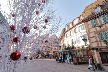 Petite Venise 'deki ya da küçük Venedik' teki Noel ağacı, eski Colmar, Alsace, Fransa