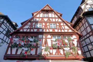 Fransa 'nın La Petite şehrinde geleneksel yarı keresteli evler Noel, Strasbourg, Alsace, Fransa