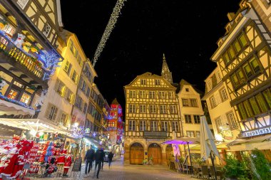 Strasbourg, Fransa - Kasım 1,2019: Fransa 'nın Alsace bölgesindeki Strazburg kentindeki geleneksel yarı keresteli evler arasında Noel Pazarı