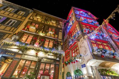 Strasbourg, Fransa - Kasım 1.2019: Fransa 'nın La Petite şehrinde geleneksel yarı keresteli evler Noel süslemesi, Strasbourg, Alsace, Fransa