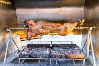 Fransa 'nın Strazburg şehrindeki Noel pazarında ızgarada kızartılmış geyik leşi.