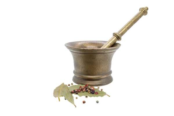 모르타르와 고추를 뜨거운 후추를 바늘잎 — 스톡 사진