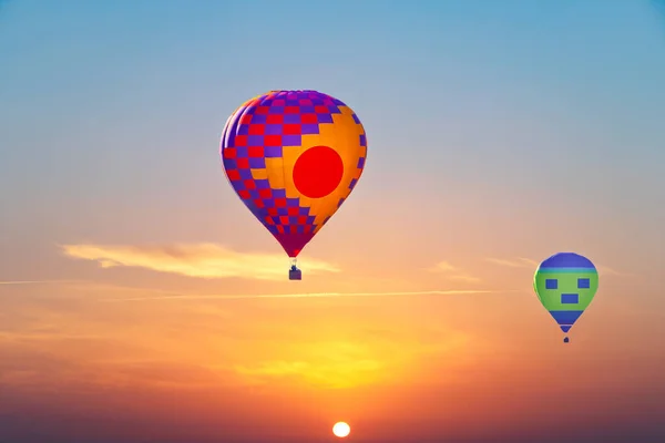 太阳升起时的空气静压气球 — 图库照片