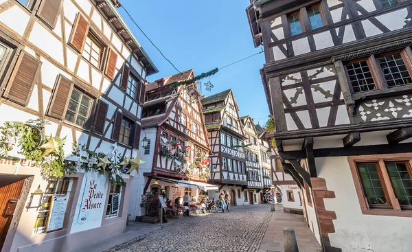 Strasbourg, Fransa - Kasım 1,2019: La Petite France, Strasbourg, Alsace, Fransa 'da geleneksel yarı kereste evler